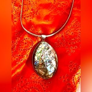 New!Rare Stunning Silver Necklace With a Magnificent Mother Of Pearl Pendant